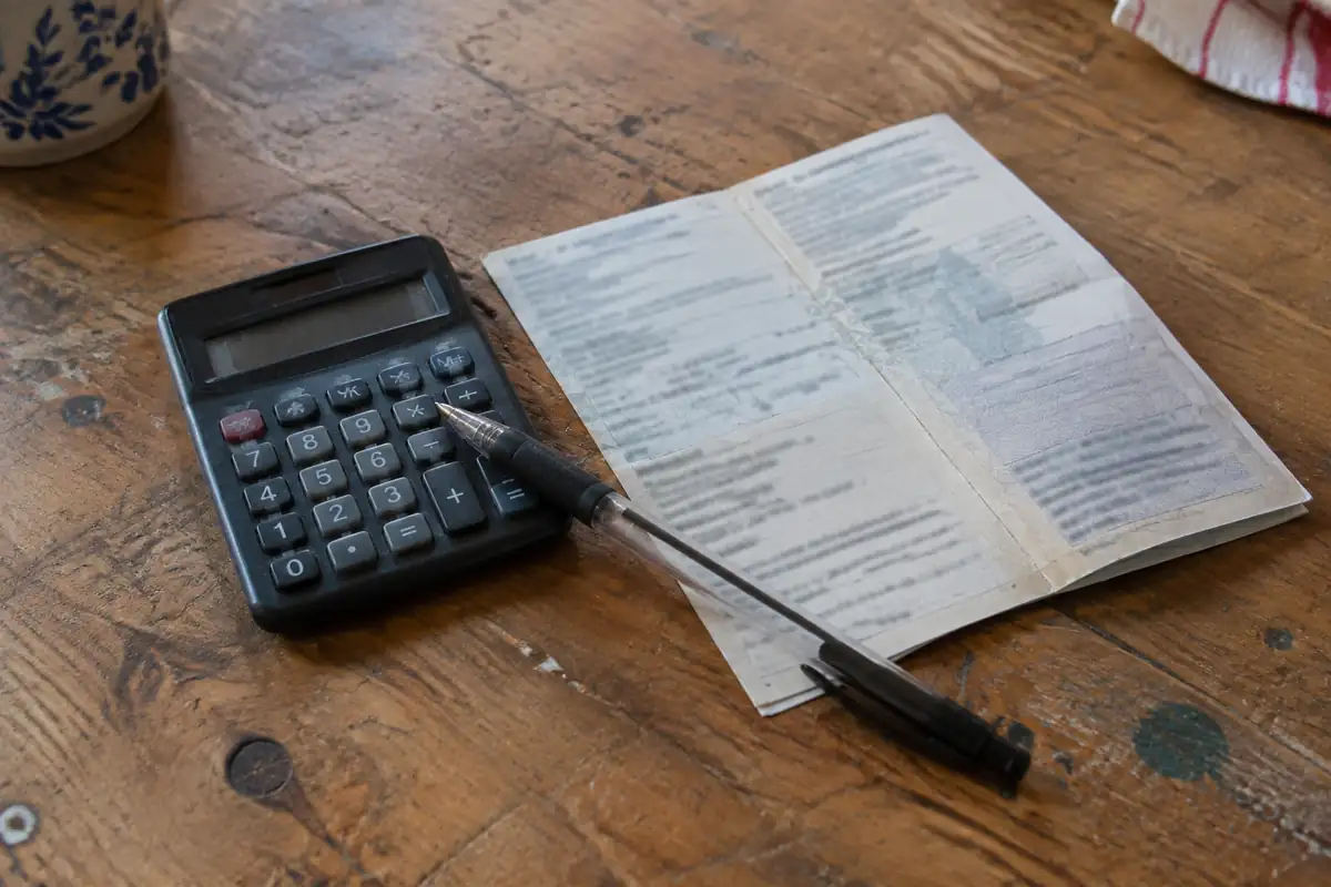 Calculatrice et certificat d'immatriculation posés côte à côte sur une table