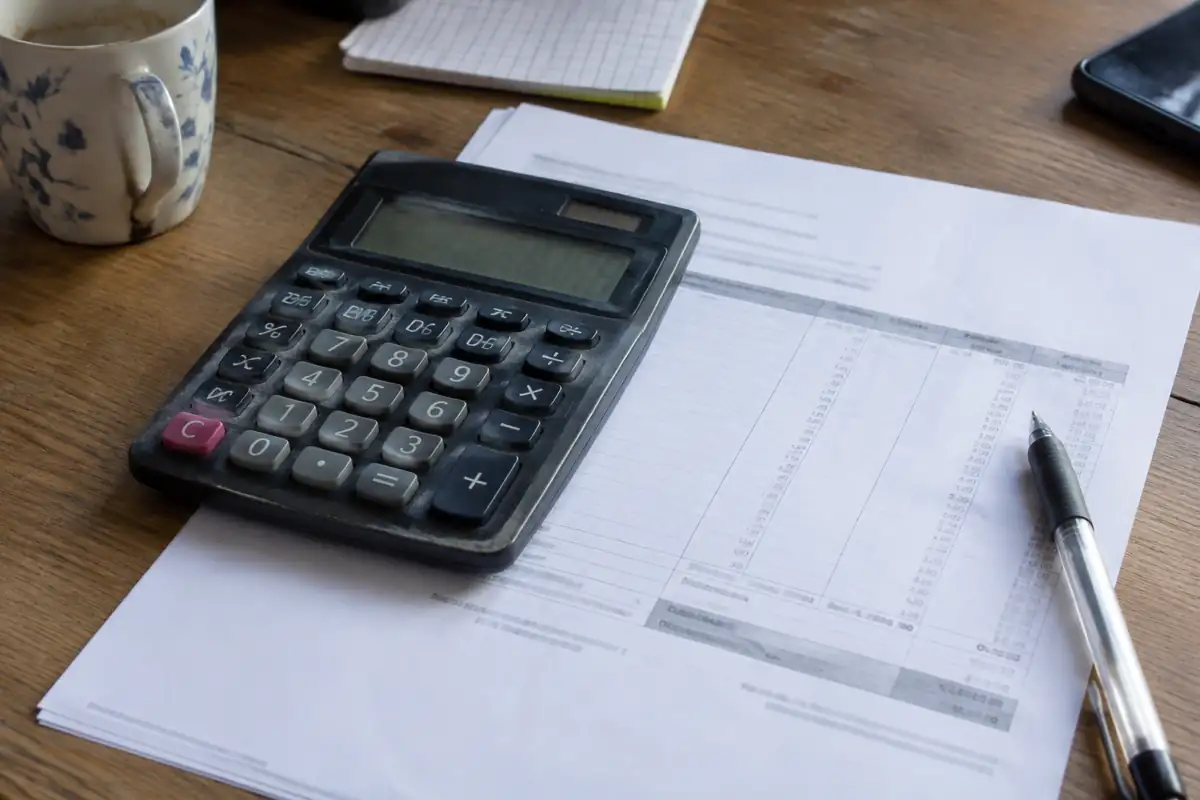 Calculatrice posée sur un devis de véhicule neuf