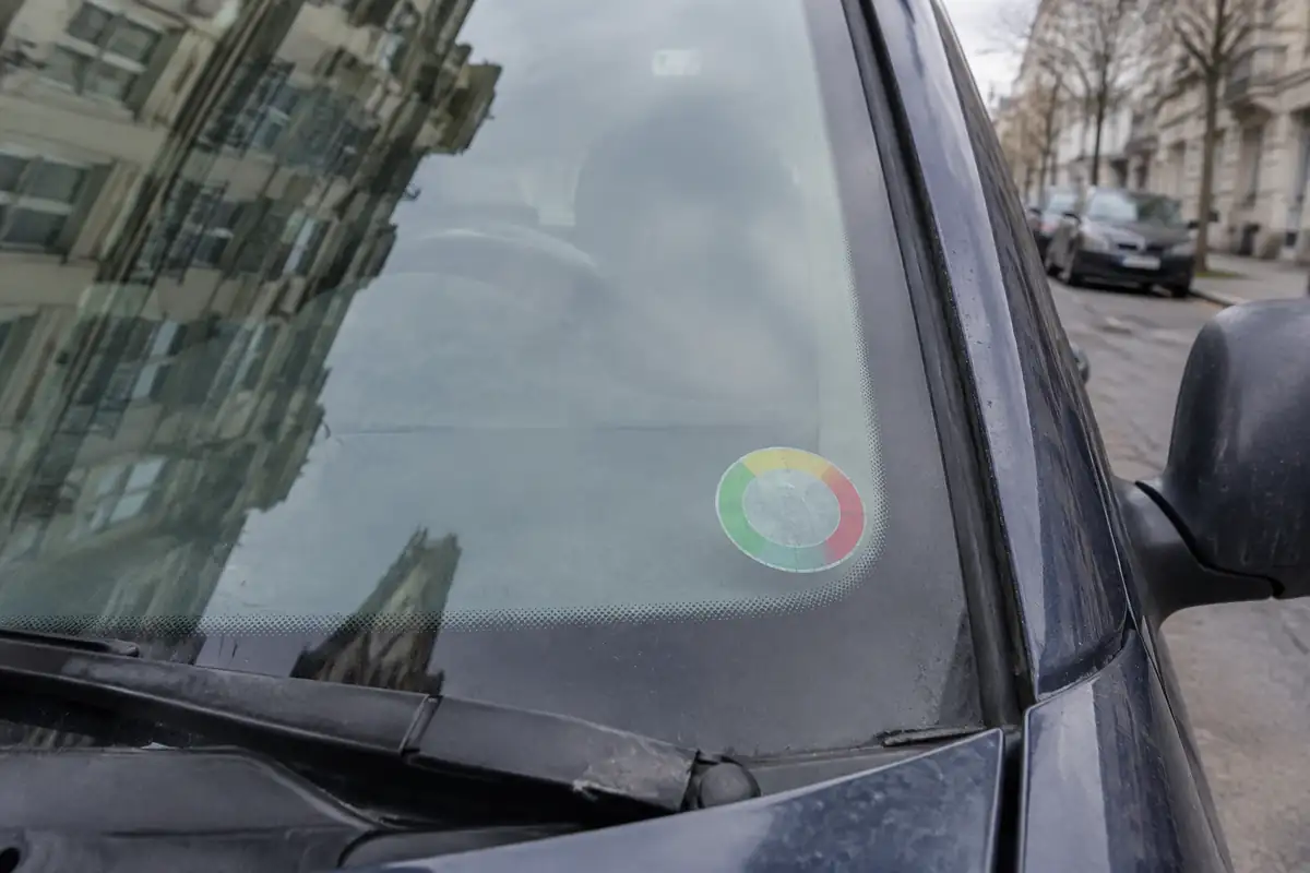 Pastille ronde de qualité de l'air collée en bas d'un pare-brise